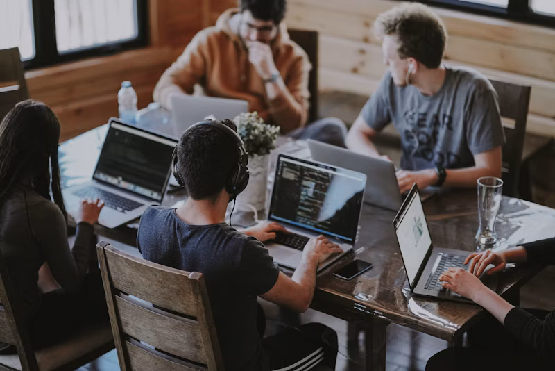 Equipo de ingenieros de CreativeApps analizando la arquitectura de una aplicación móvil en Culiacán